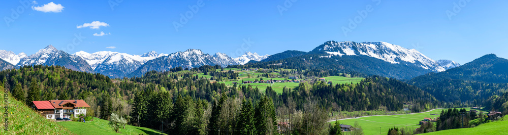 Eindrucksvolle Ausblicke ins die Allgäuer Alpen nahe Oberstdorf