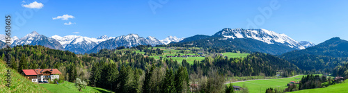 Eindrucksvolle Ausblicke ins die Allgäuer Alpen nahe Oberstdorf