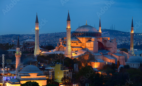Photo Lights on Hagia Sophia and Firuz Aga Mosque at dusk in Istanbul Turkey