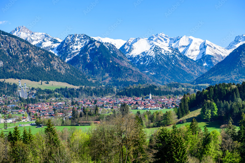 Oberstdorf mit verschneiten Bergen im Frühjahr Oberstdorf mit verschneiten Bergen im Frühjahr