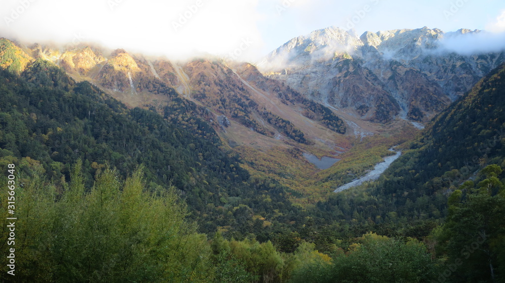 Obraz premium 上高地 岳沢 紅葉 秋