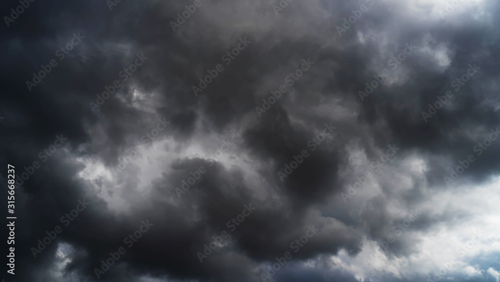 Obraz premium Background before the rain, sky, clouds, cloudscape, time lapse, sunset background, bright sky, time lapse clouds, evening clouds, move out, rolling, border, Thailand, Malaysia