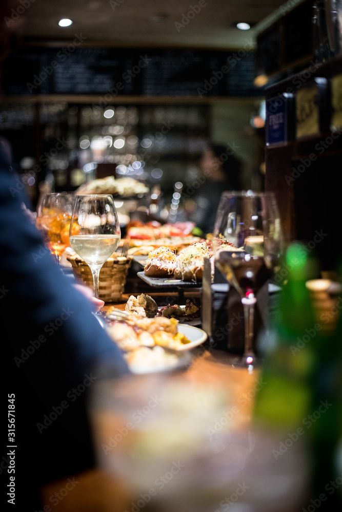 Pintxos tapas sur le bar d'un restaurant en Espagne Pintxos tapas sur le bar d'un restaurant en Espagne