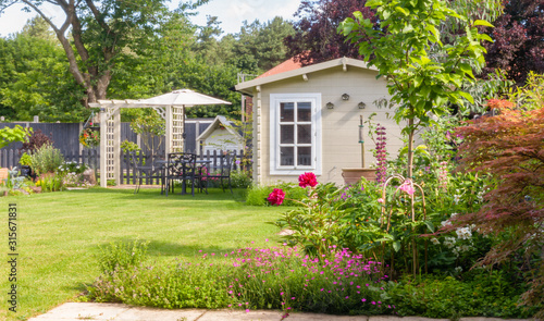 Φωτογραφία Typical English garden in summer