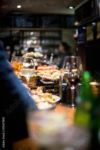 Pintxos tapas sur le bar d'un restaurant en Espagne