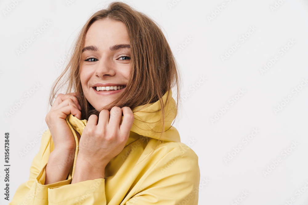 Photo closeup of joyful young woman looking at camera and smiling Photo closeup of joyful young woman looking at camera and smiling
