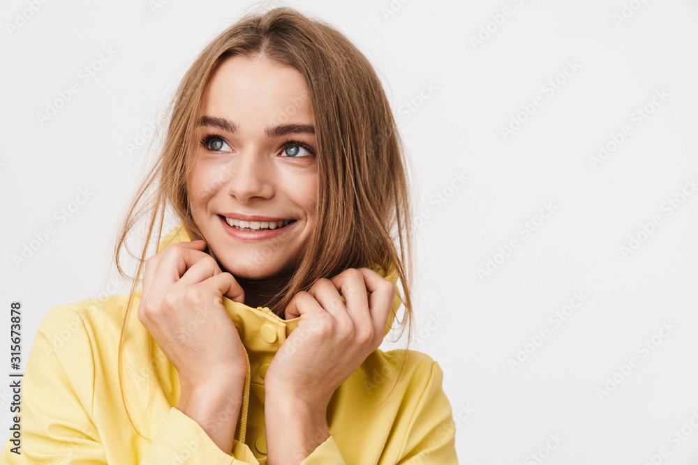 Photo closeup of joyful young woman looking at camera and smiling Photo closeup of joyful young woman looking at camera and smiling