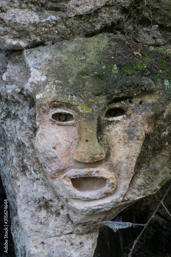 Un tête en pierre