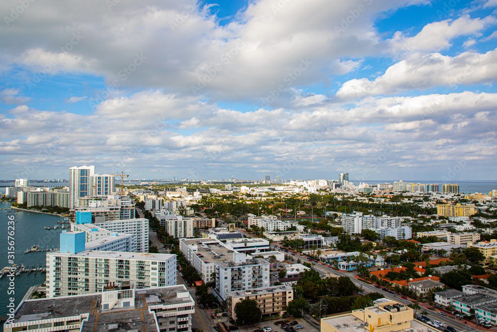 Naklejka premium Widok z lotu ptaka do Miami Beach na Florydzie