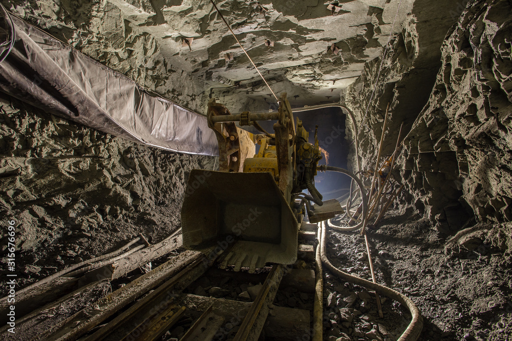 Underground gold mine shaft tunnel drift with loading machine eimco Underground gold mine shaft tunnel drift with loading machine eimco