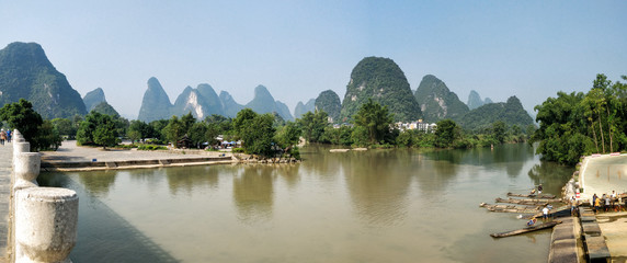 Leinwandbilder Guilin Yangshuo Flusslandschaft mit Karstbergen  © Diego