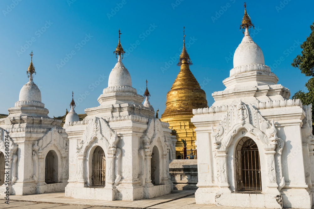 Obraz premium White Kuthodaw Pagoda