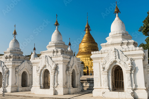 White Kuthodaw Pagoda © Fyle