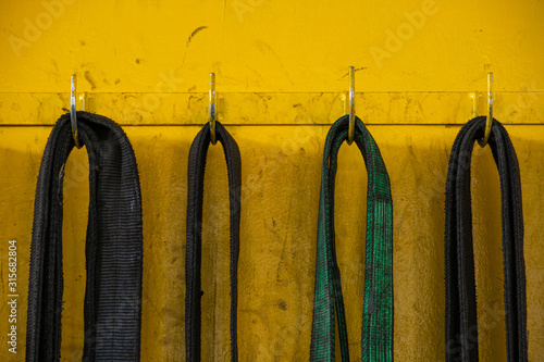 Webbing sling for lifting on wall