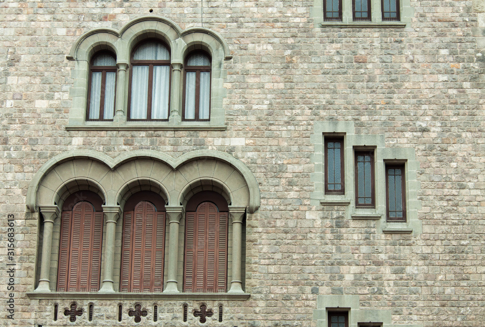 Diferentes formas de ventanas en edificios de barcelona