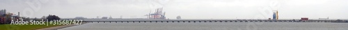 Panoramabild vom Ölhafen und Containerhafen