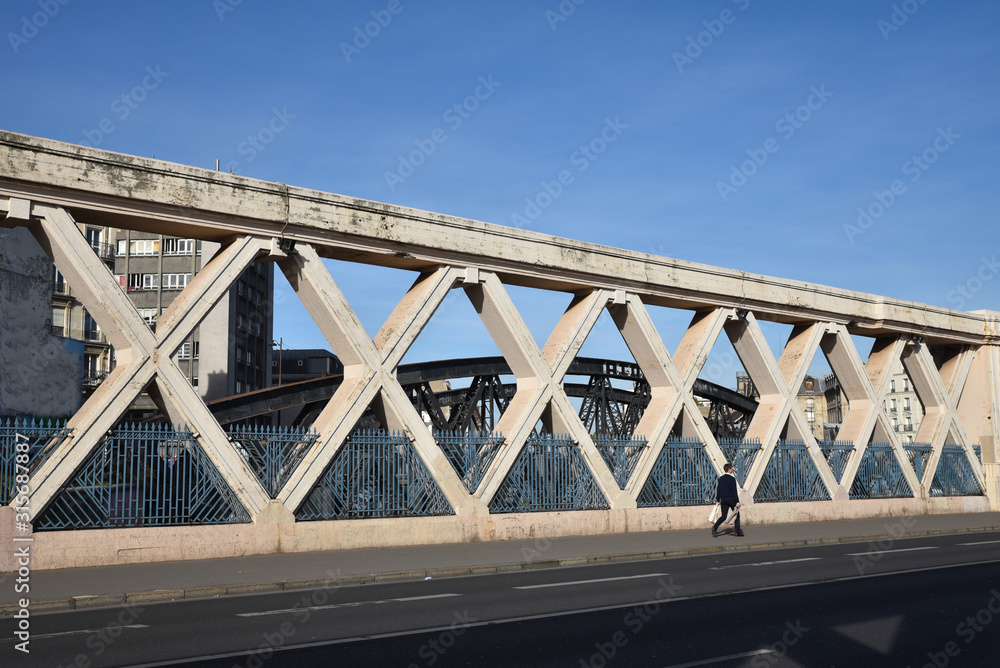 Pont à structure en béton à Paris