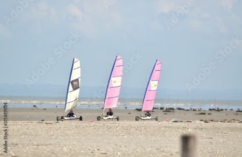 Char à voile dans la Baie du Mont Saint Michel en Bretagne