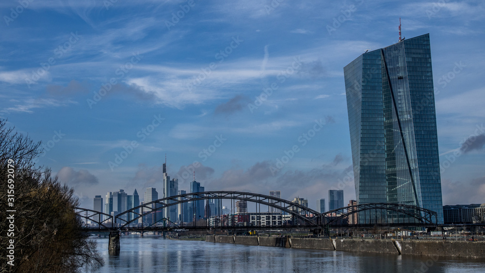 Naklejka premium Frankfurter Skyline mit Blick auf EZB über Deutschherrnbrücke