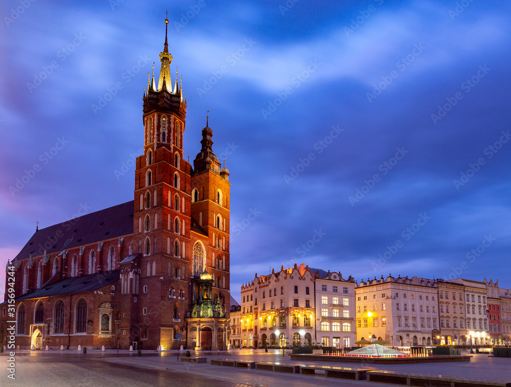 Fototapeta Kraków Kościół Mariacki i rynek o świcie.