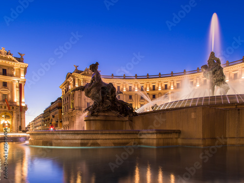 Tableau sur toile Rome, Piazza della Repubblica, Naiad fountain