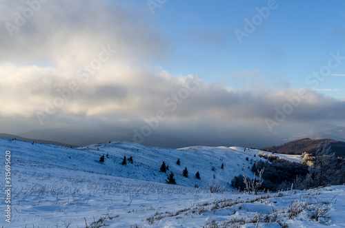 Fototapeta Naklejka Na Ścianę i Meble -  Polonina Dźwiniacka Bieszczady zima  panorama 