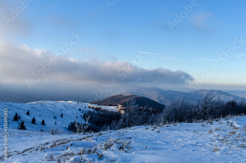 Fototapeta Naklejka Na Ścianę i Meble -  Polonina Dźwiniacka Bieszczady zima  panorama 