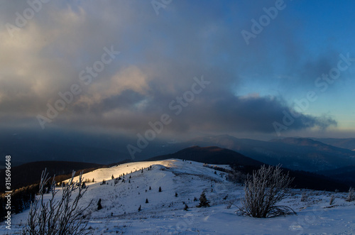 Fototapeta Naklejka Na Ścianę i Meble -  Zima, śnieg, słońce, wiatr, bieszczady Bukowe Berdo
