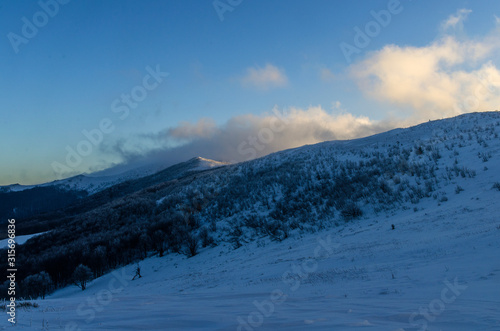 Fototapeta Naklejka Na Ścianę i Meble -  Zima, śnieg, słońce, wiatr, bieszczady Bukowe Berdo