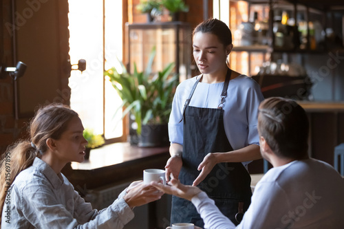 Canvastavla Angry client couple complain about bad service to waitress