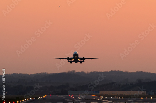 Samolot startujący na tle zachodu słońca