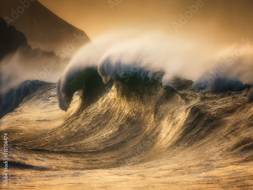 Tableau sur toile extreme huge wave breaking on the coast