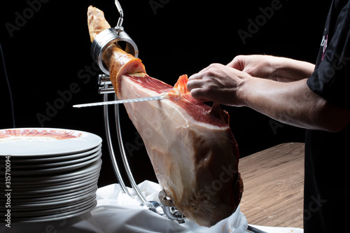 corte de jamón iberico con cuchillo. Iberian ham cut with a knife.