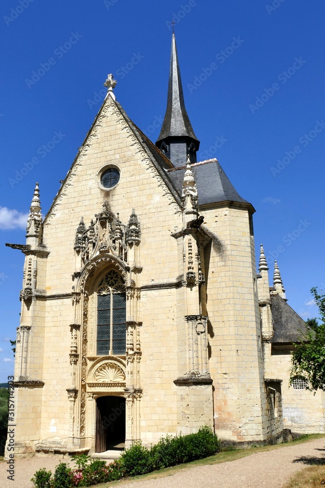 Façade et entrée de La Collégiale Notre-Dame dans le parc du château d’Ussé