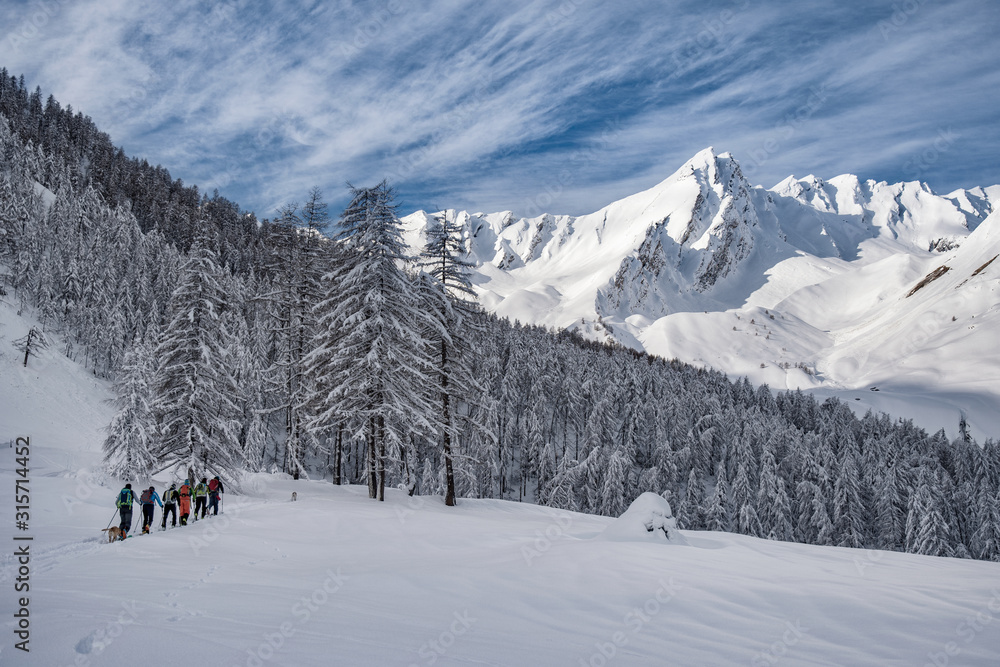 Fototapeta premium Scialpinisti salgono