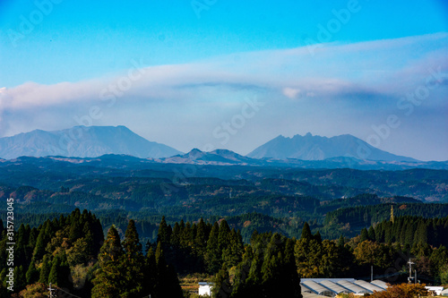 五ヶ瀬ワイナリー展望台から阿蘇五岳の風景写真 熊本県・宮崎県　秋の季節　　Scenery photograph of Mt. Aso from Gokase Winery Observatory 　Kumamoto prefecture, 　Miyazaki prefecture 　Autumn season photo