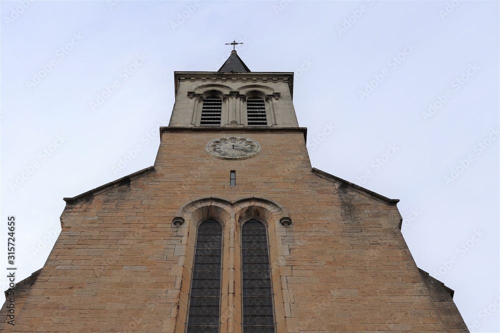 Obraz premium Eglise catholique Saint Martin dans le village de Magneneins - Département de l'Ain - Région Rhône Alpes - France - Construite au 19 ème siècle - Vue de l'extérieur