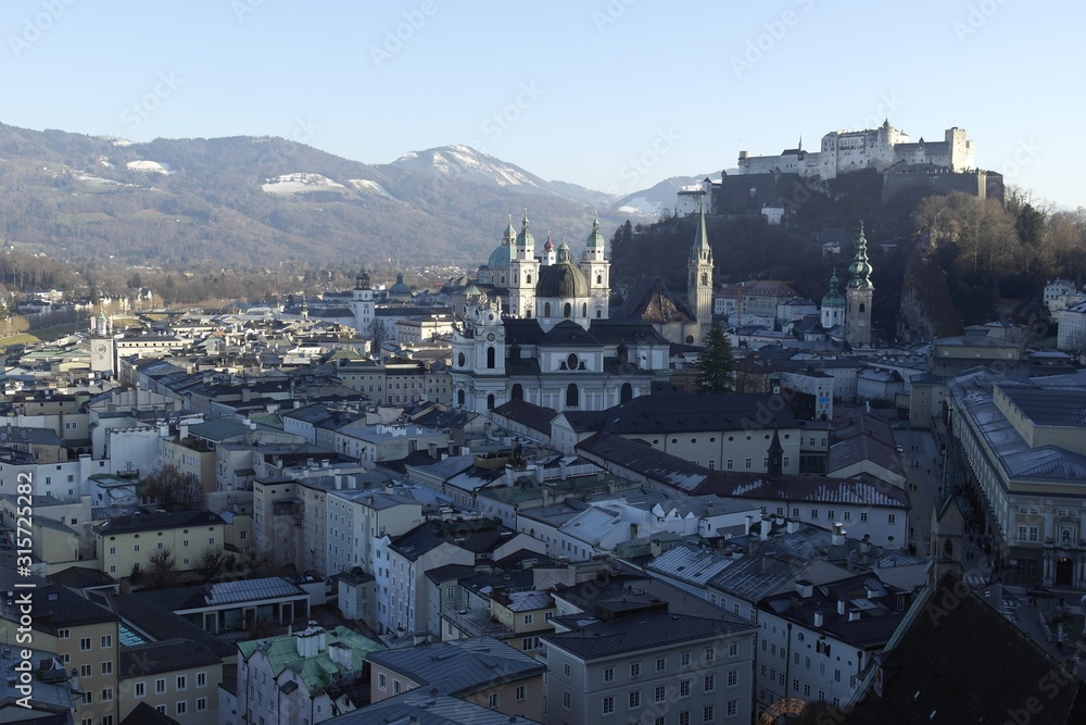 Panorama-Blick über die Altstadt von Salzburg mit dem Dom und der Festung Hohensalzburg