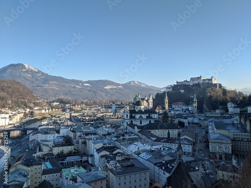 Panorama-Blick über die Altstadt von Salzburg mit dem Dom und der Festung Hohensalzburg