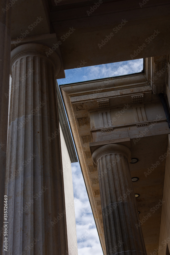 Obraz premium Brandenburger Tor on a square Pariser Platz in the centre of Berlin, columns of the Branderburg gate
