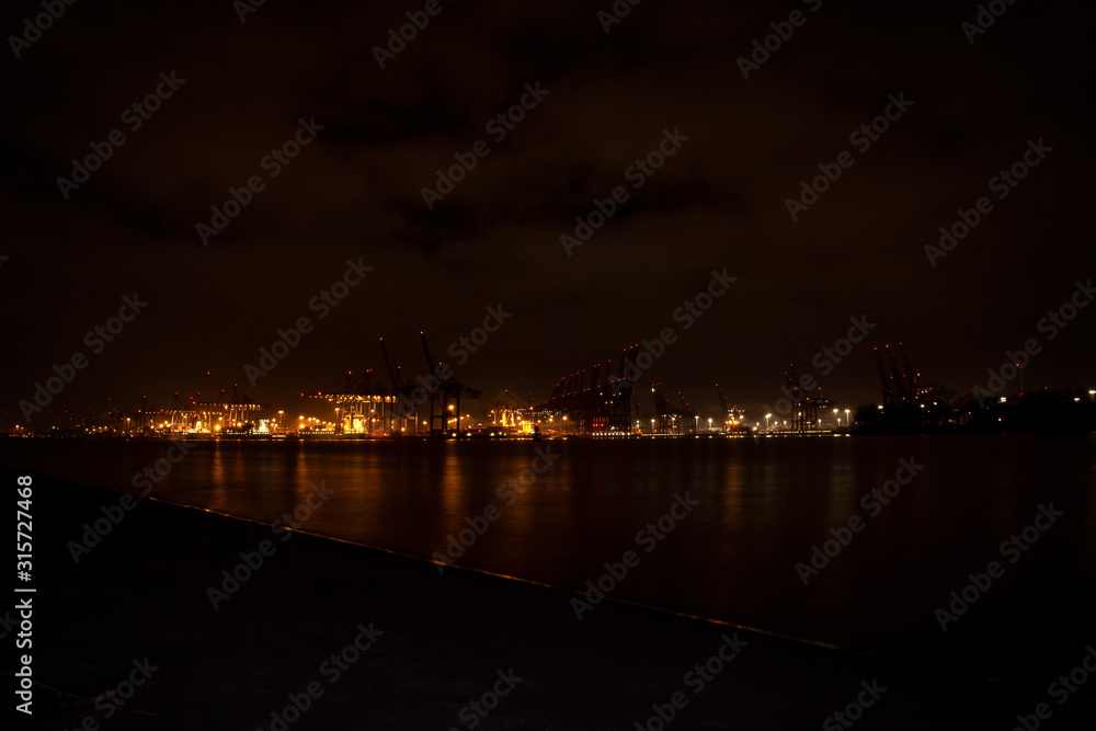 Hamburger Industriehafen bei Nacht