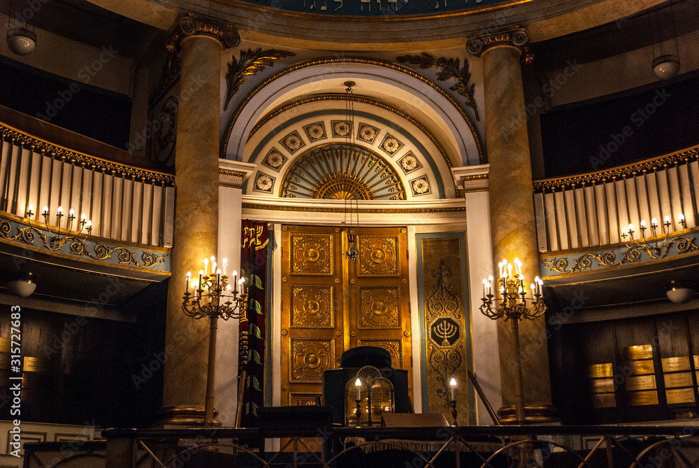 Vienna, Austria, August 21 2019 - The gold door of the Torah ark (or Aron Kodesh) in the Vienna central synagogue (Stadttempel Wien) in Seitenstettengasse, Austria, Europe - obrazy, fototapety, plakaty 