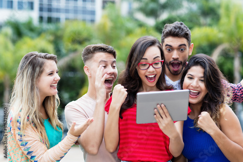 Jugendliche mit Tablet online im Internet