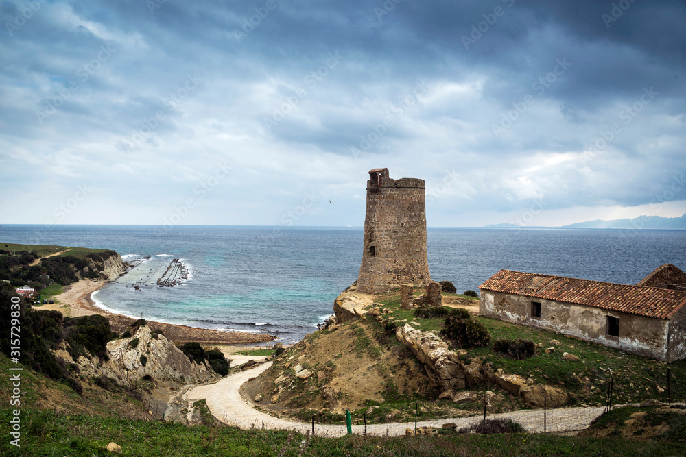 Vista de la torre de Guadalmesí guardando el Estrecho de Gibraltar cerca de Tarifa, Cadiz Provincia, Andalucía, España