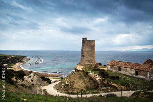 Vista de la torre de Guadalmesí guardando el Estrecho de Gibraltar cerca de Tarifa, Cadiz Provincia, Andalucía, España