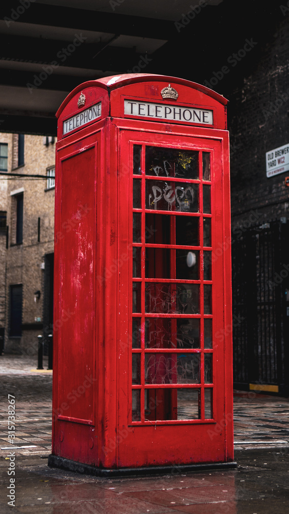 Fototapeta premium red dirty telephone box