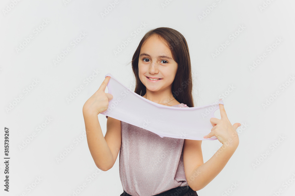 Plakat Młoda dziewczyna bawi się śluzem. Na białym tle.