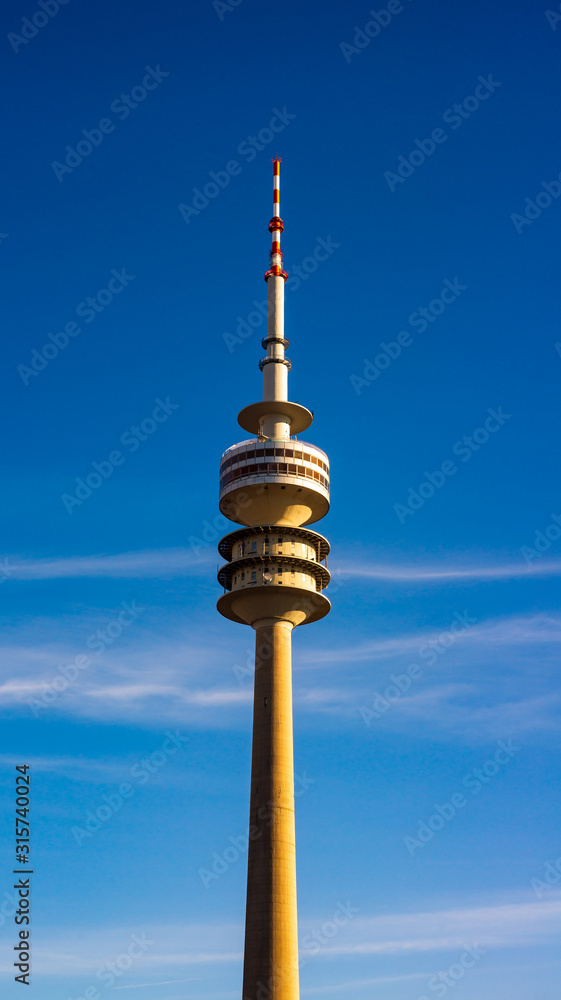 Fototapeta premium Der Olympiaturm im wunderschönen Olympiapark