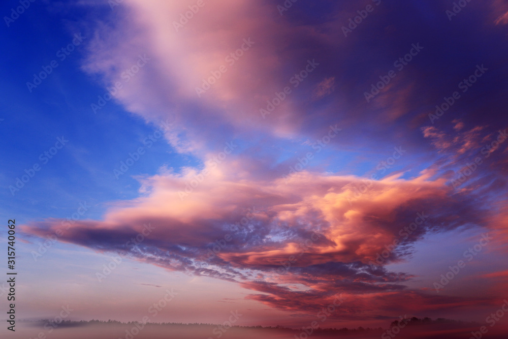 Obraz na płótnie Obłoki i chmury na błękitnym niebie w czasie zachodu słońca.	 w salonie
