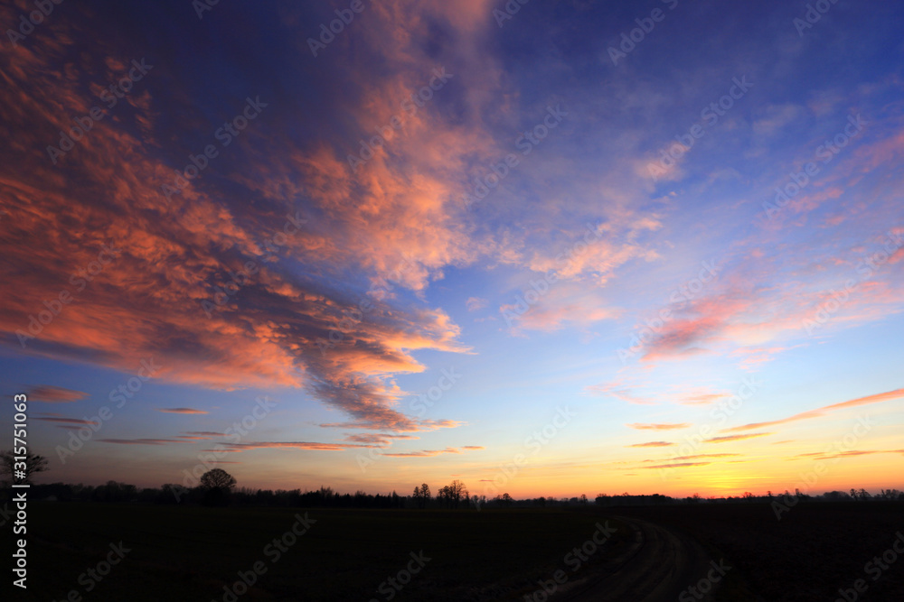 Obraz na płótnie Obłoki i chmury na błękitnym niebie w czasie zachodu słońca.	 w salonie